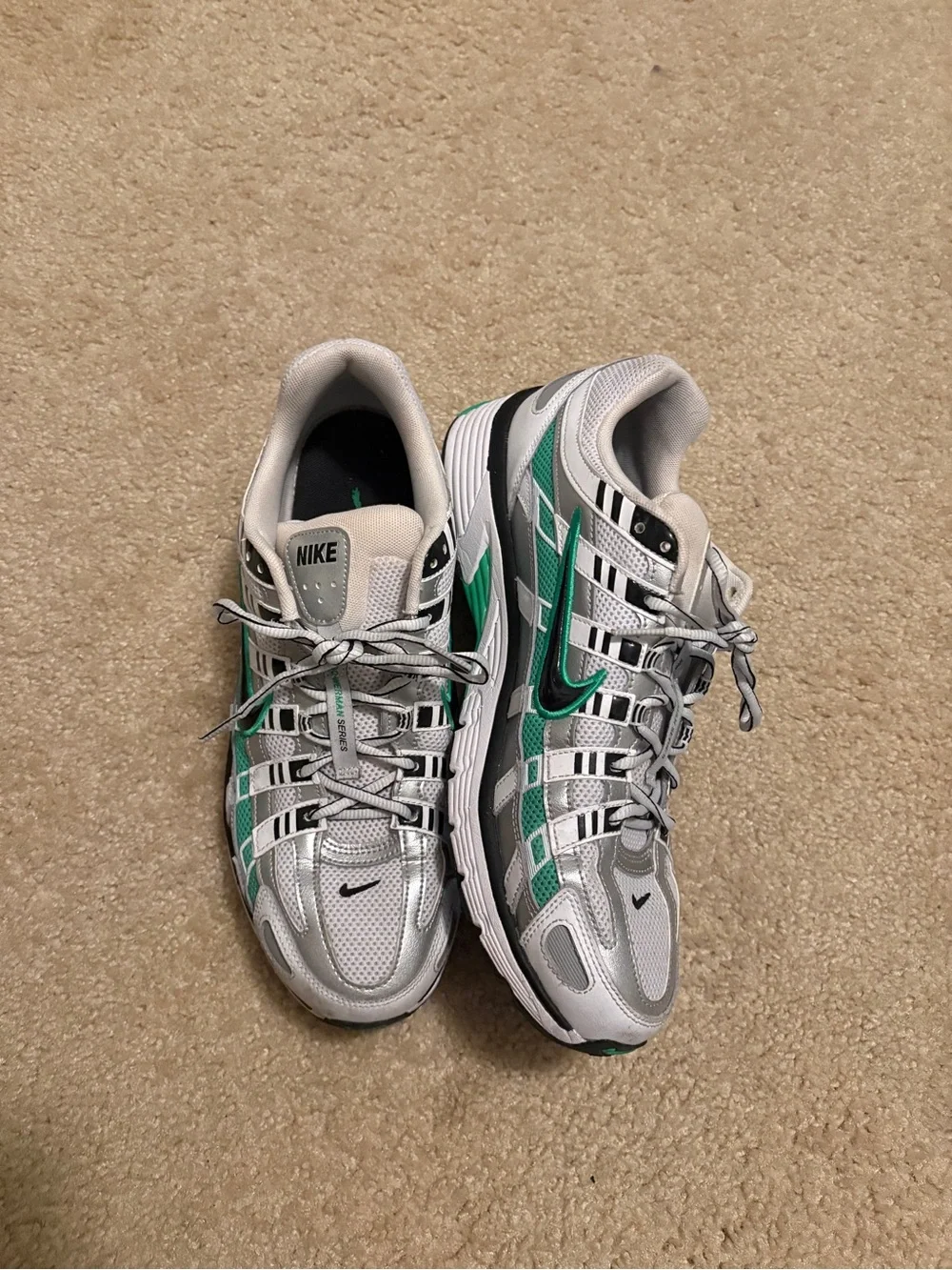Nike men’s Silver and Green Mesh Running Shoes